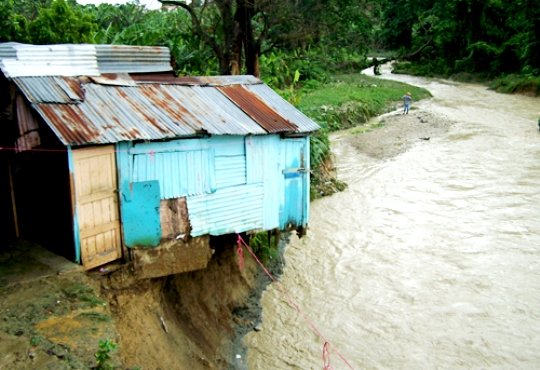 Casa a punto de caer al rio en el barrio Los Lopez III de Moca
